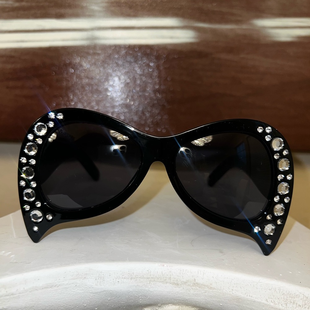 Oversized Bat Sunglasses Oversized bat frame with engraved trim • BLACK